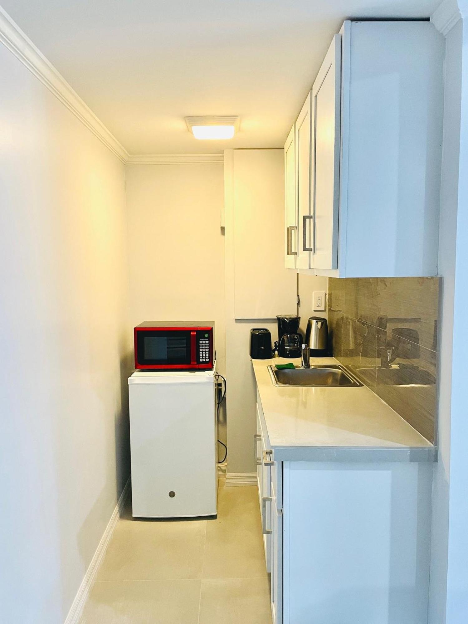 Studio, 100 Feet From The Beach Nassau Exterior photo